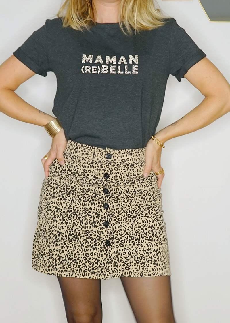 Jupe courte leopard et t-shirt maman rebelle