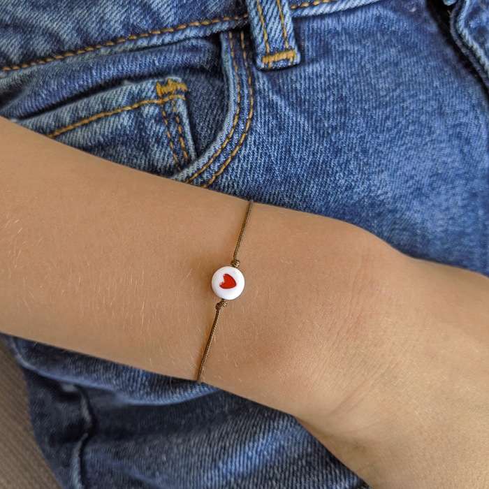 bracelet avec un petit coeur rouge pour enfant
