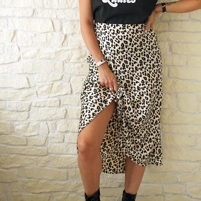 Jupe beige imprimé leopard asymétrique et satinée