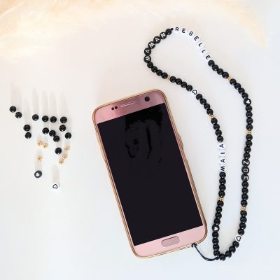 Cordon de téléphone à personnaliser aux prénoms de vos enfants et aux perles noires et dorées