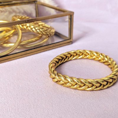 Bracelet-jonc-bouddhiste-mantra-porte-bonheur-tresse-doré