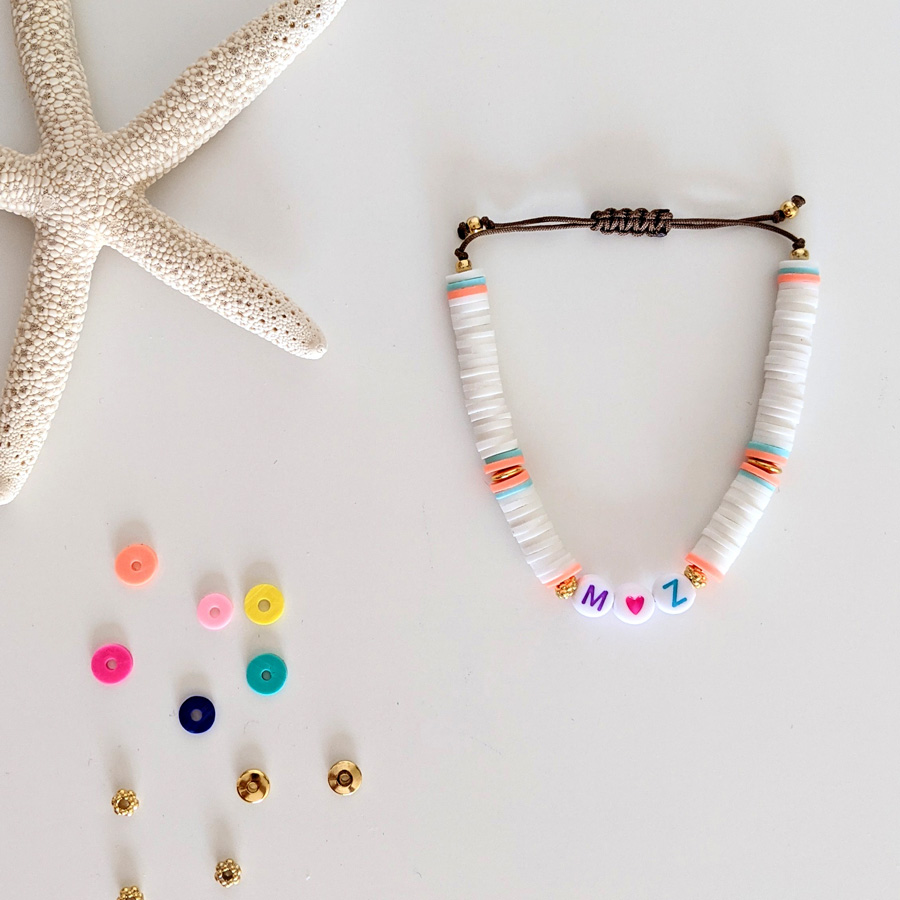 Bracelet banc corail Little Words Summer edition aux perles heishi et plaqué or, à personnaliser aux prénoms des vos enfants ou d'un mot mantra