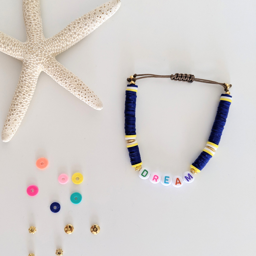 Bracelet bleu roi Little Words Summer edition aux perles heishi et plaqué or, à personnaliser aux prénoms des vos enfants ou d'un mot mantra