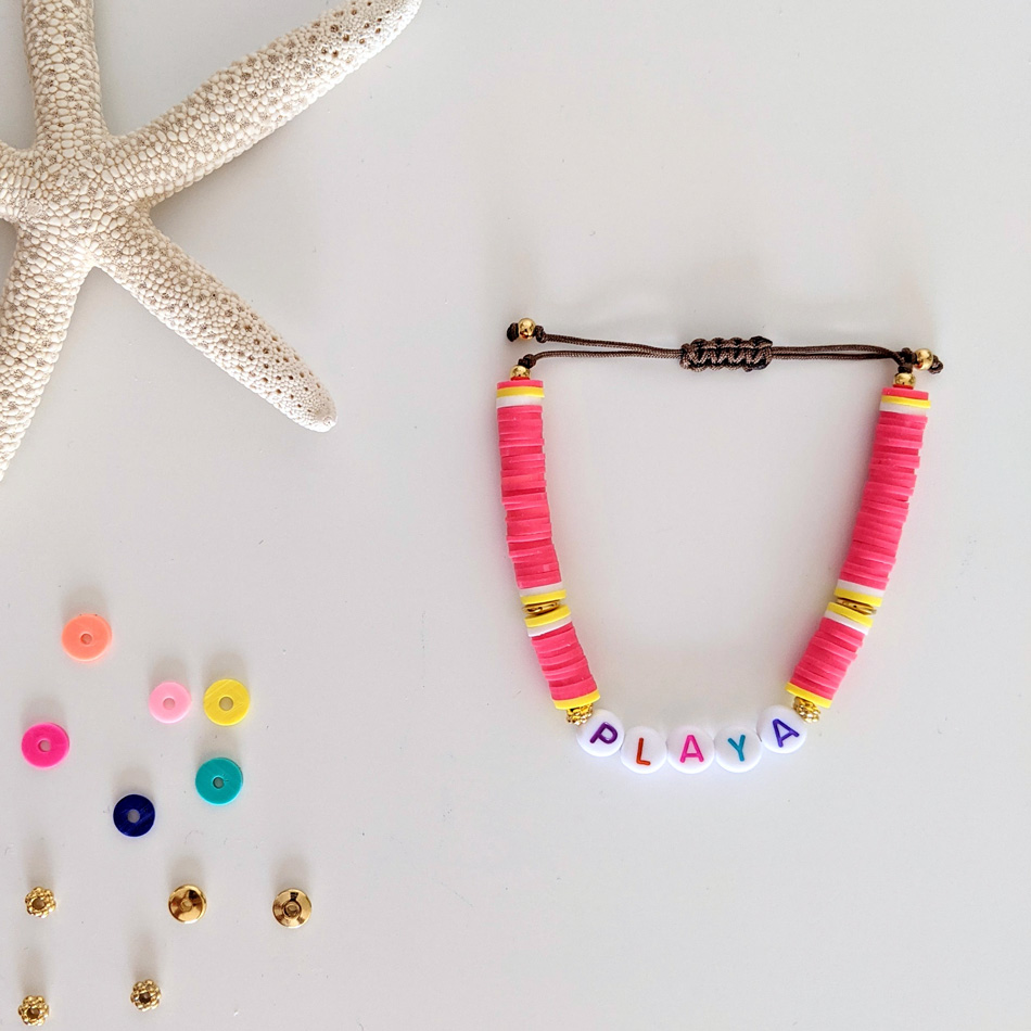 Bracelet Rose corail Little Words Summer edition aux perles heishi et plaqué or, à personnaliser aux prénoms des vos enfants ou d'un mot mantra