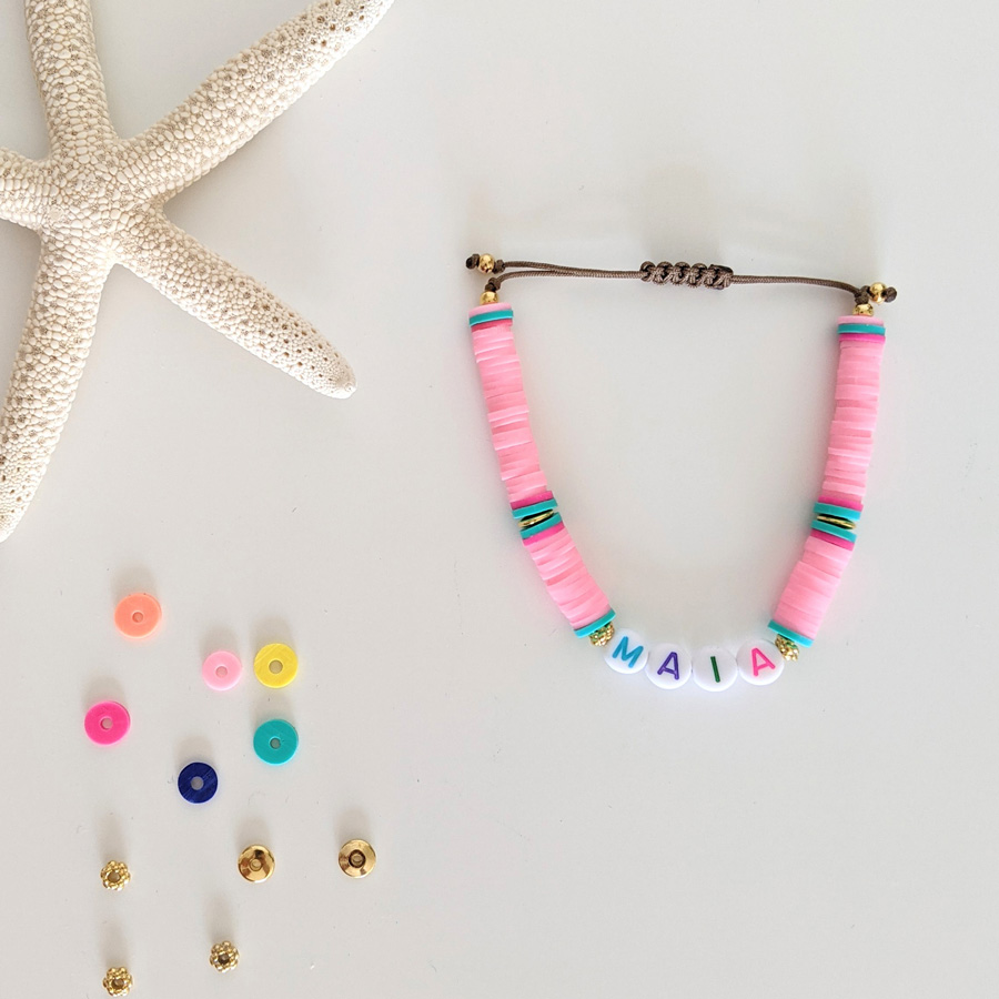 Bracelet rose pastel Little Words Summer edition aux perles heishi et plaqué or, à personnaliser aux prénoms des vos enfants ou d'un mot mantra