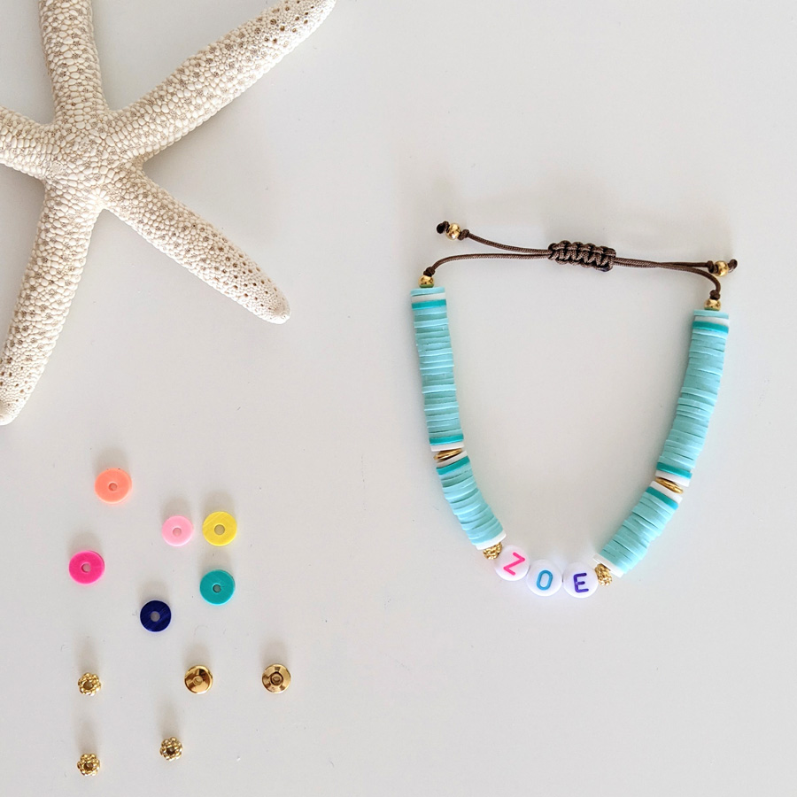 Bracelet vert eau Little Words Summer edition aux perles heishi et plaqué or, à personnaliser aux prénoms des vos enfants ou d'un mot mantra