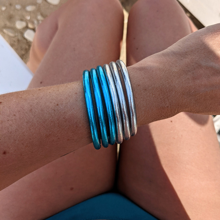 Bracelet-jonc-bouddhiste-bleu-azur-et-argent