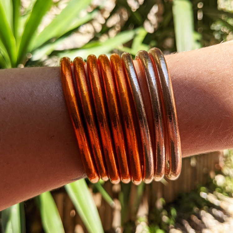 Bracelet-jonc-bouddhiste-orange-feu-et-champagne