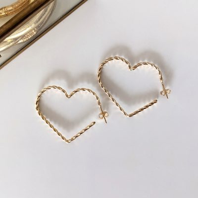 Boucles d'oreilles Always be my baby, boucles en forme de coeur torsadé, création originale Maia et Zoé