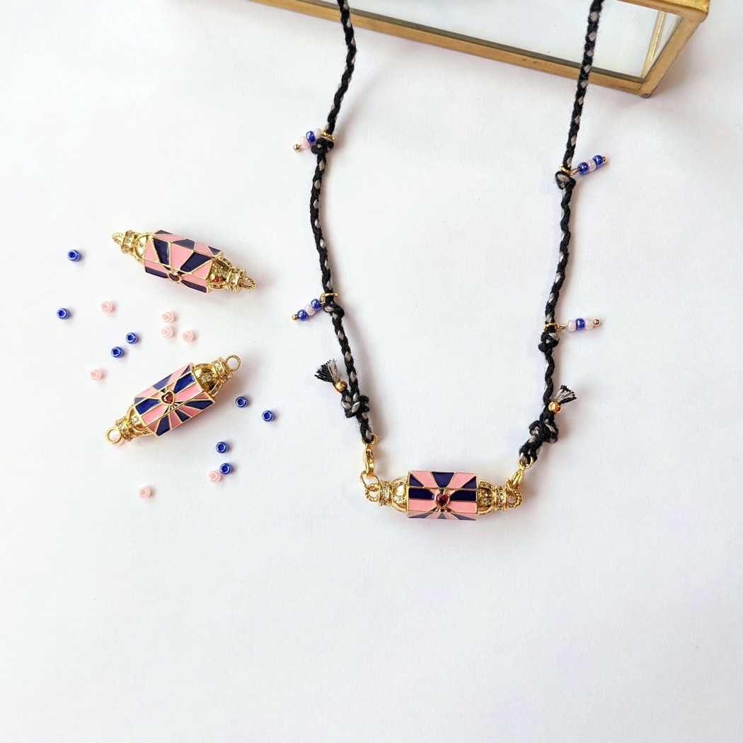 Collier noir avec locket rose, tendance et création originale Maia et Zoé