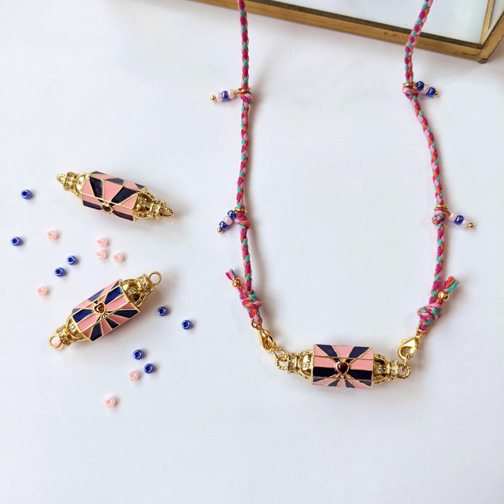 Collier locket et fil de coton, tendance et création originale Maia et Zoé