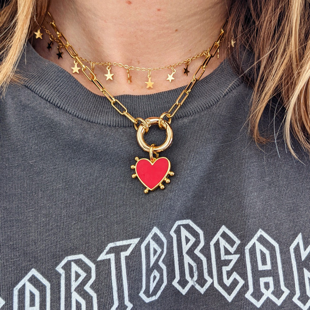 Collier Crazy In Love, plaqué or et coeur rouge, création originale Maia et Zoé