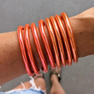 Jonc bouddhiste saumon et corail de la marque Maia et Zoé