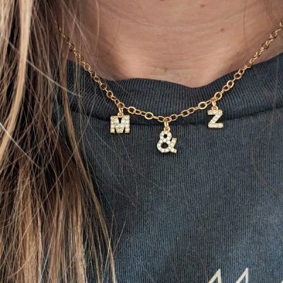 Collier prénom personnalisé, création Maia et Zoé. Collier prénom ou collier initiale en plaqué or