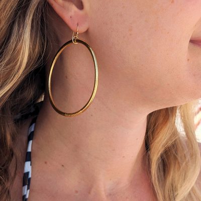 Boucles d'oreilles bouddhistes de la marque Maia et Zoé, boucles bouddhistes light gold