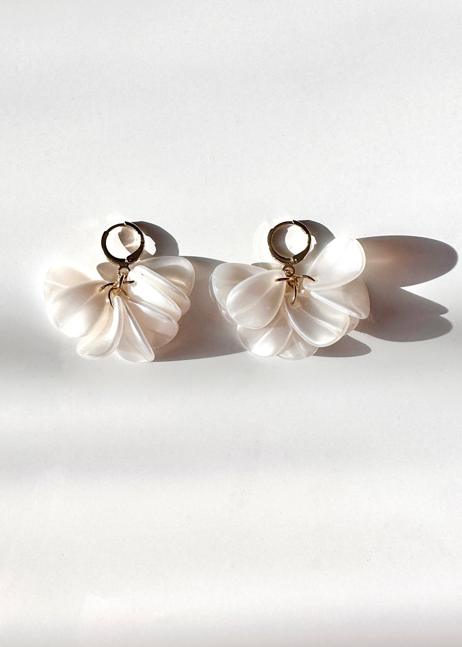 Boucles d'oreilles Peony - blanc nacré – Image 2