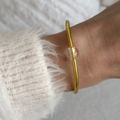 Jonc bouddhiste precious - light gold & quartz blanc