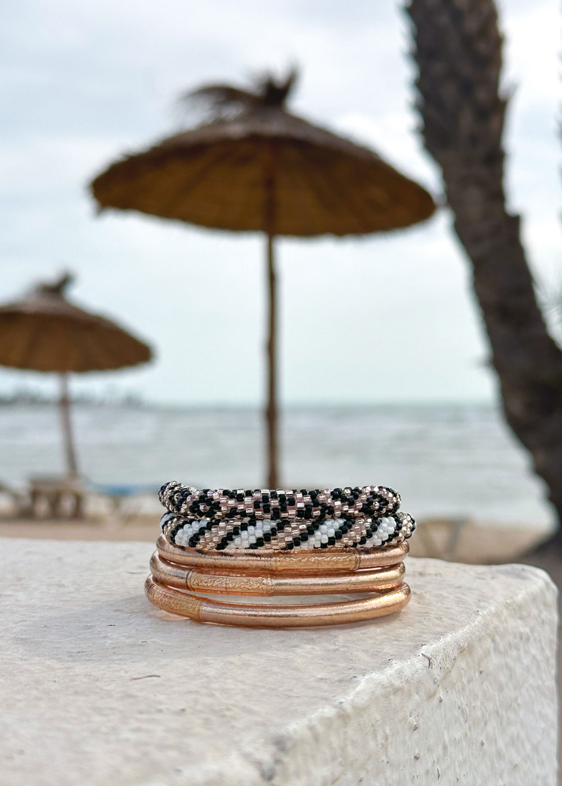 Lot joncs bouddhistes et bracelets népalais - champagne – Image 2