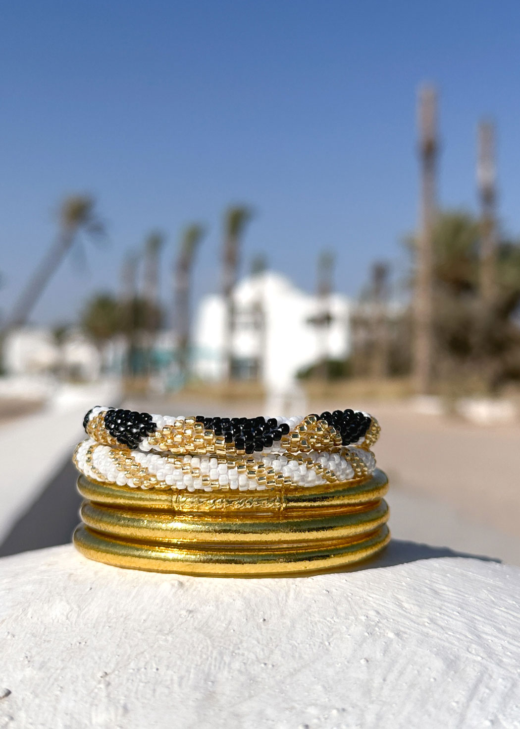 Lot joncs bouddhistes et bracelets népalais - light gold – Image 3