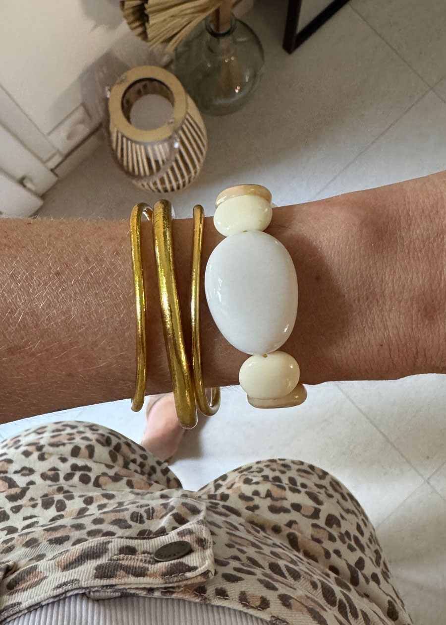 Bracelet artisanal en perles aux nuances crème et blanches