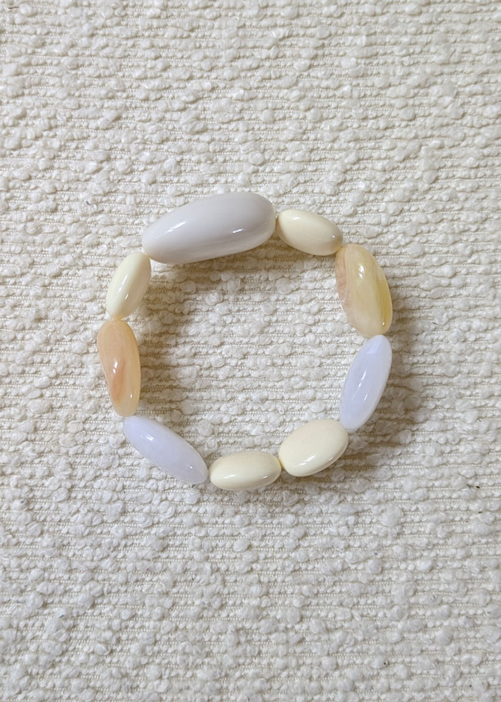 Bracelet fait main avec des perles en résine aux tons beiges