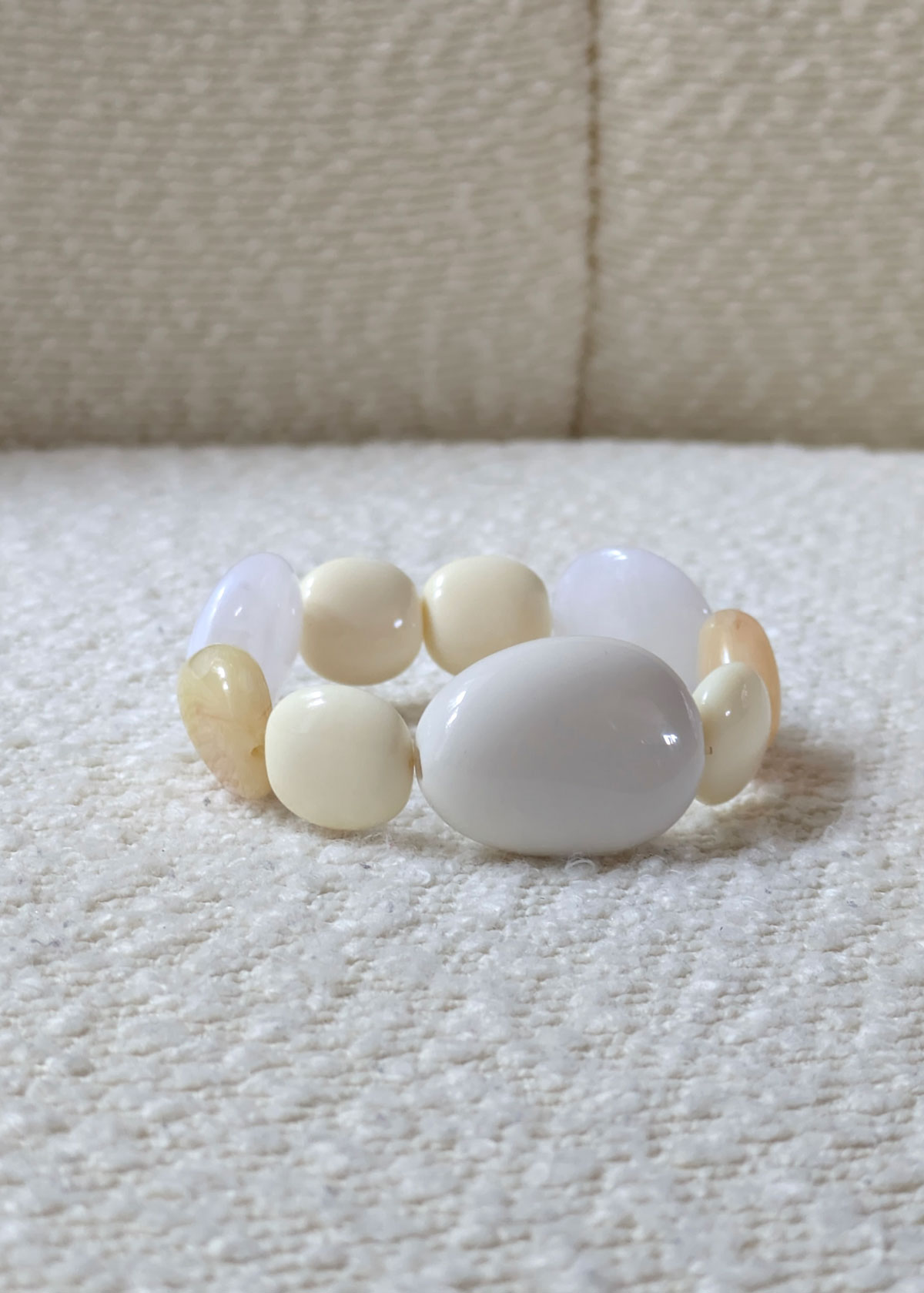 Bracelet artisanal en perles aux nuances blanches et crème
