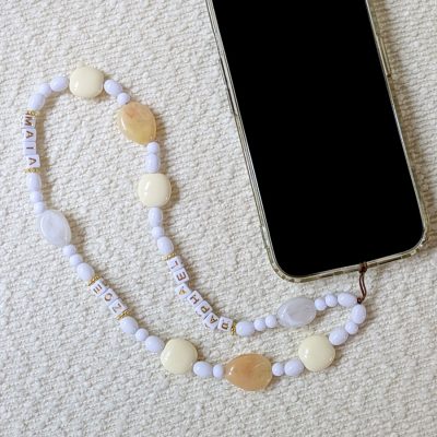 Grigri de téléphone fait main, personnalisé, avec perles blanches, crème et dorées.