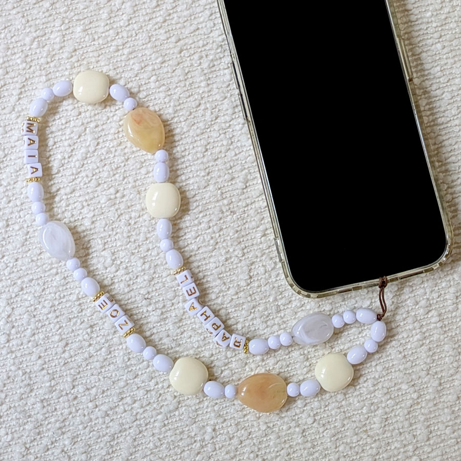Grigri de téléphone fait main, personnalisé, avec perles blanches, crème et dorées.