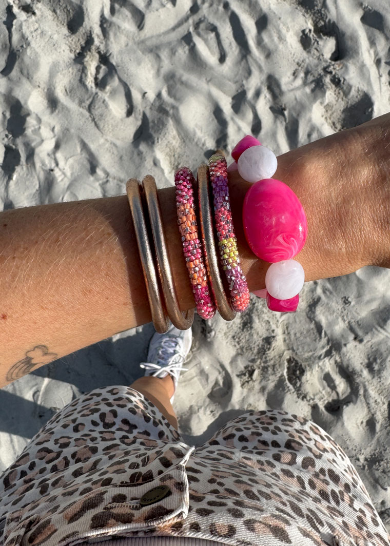 Bracelet artisanal en perles résine blanc et rose bonbon éclatantes