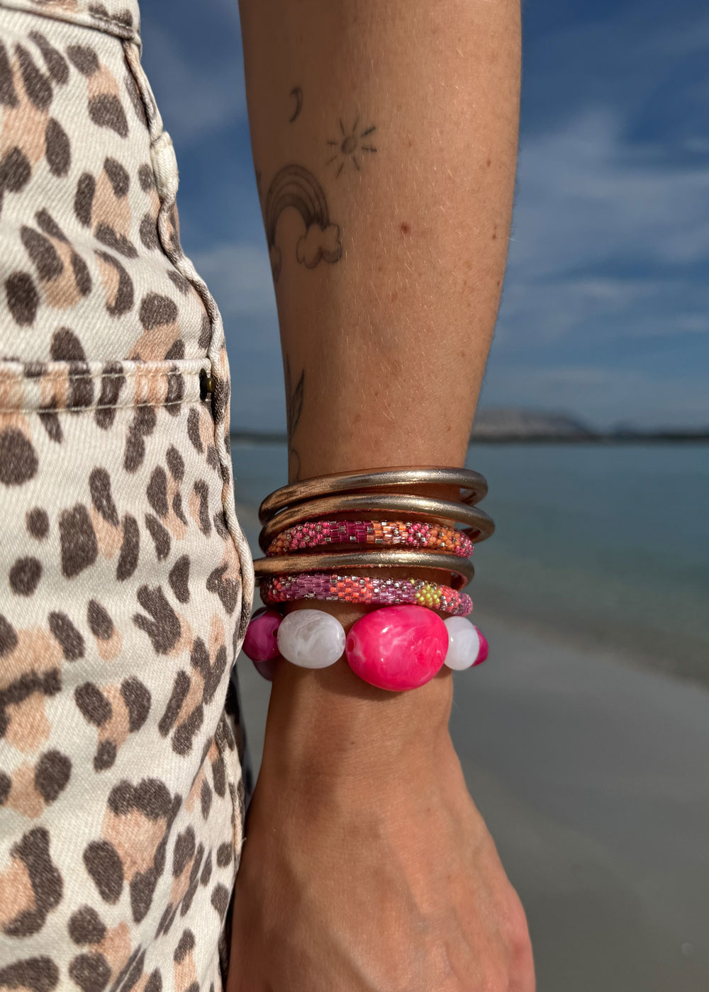 Bracelet fait main aux couleurs bonbons rose et blanc marbrées