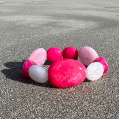 Bracelet artisanal éclatant aux nuances rose et blanc marbrées