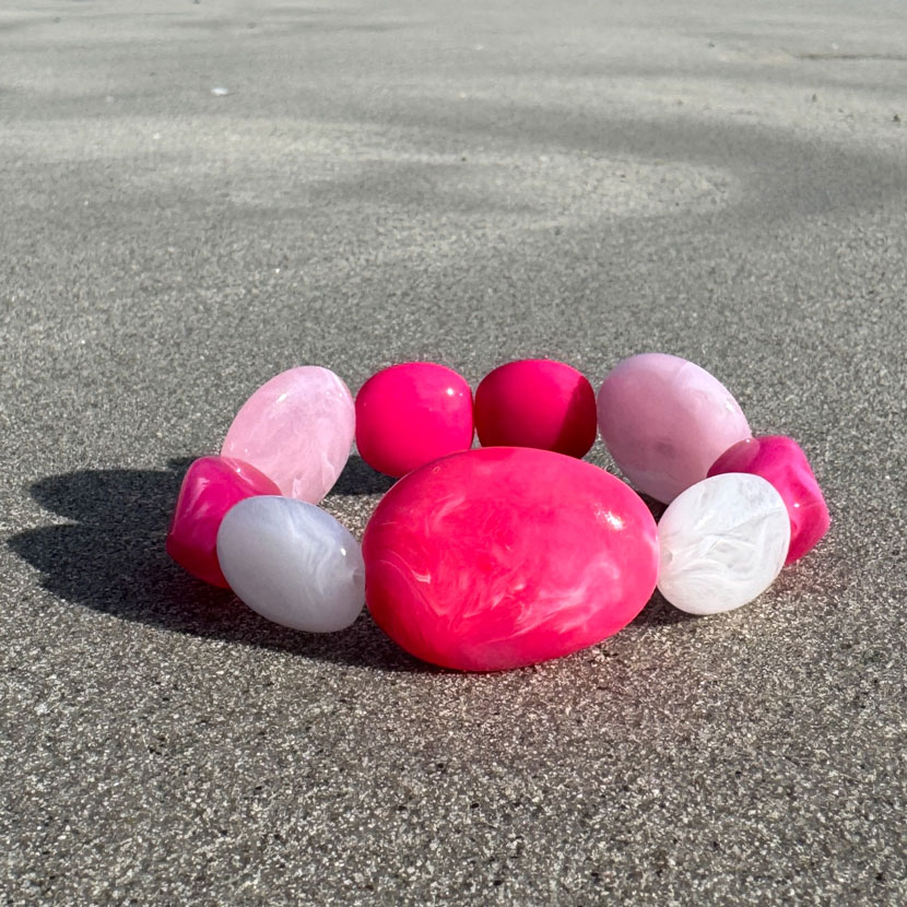 Bracelet artisanal éclatant aux nuances rose et blanc marbrées