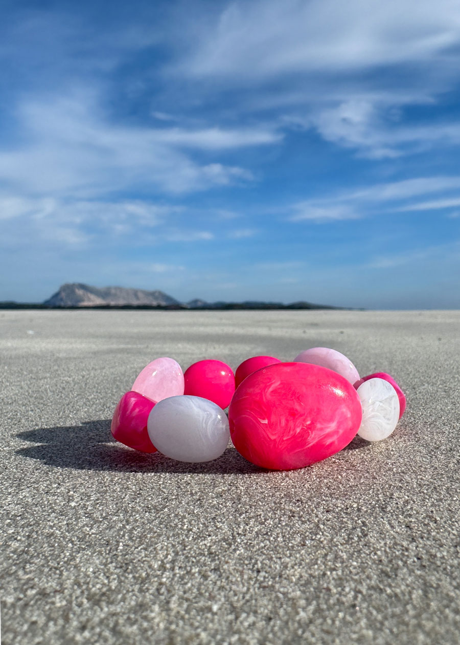 Bracelet artisanal éclatant aux nuances rose bonbon et blanc nacré