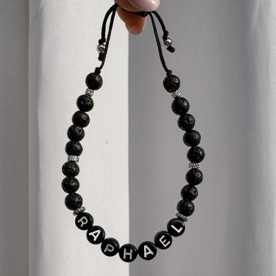 Bracelet artisanal personnalisable, en pierres de lave noires naturelles et perles lettres, pour homme.