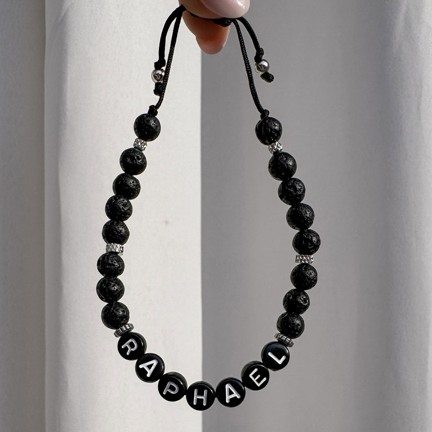 Bracelet artisanal personnalisable, en pierres de lave noires naturelles et perles lettres, pour homme.