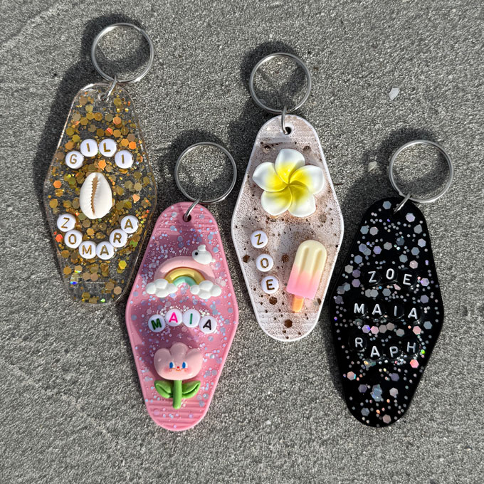 Porte-clé fait main, en résine, personnalisable avec des paillettes, des lettres et des breloques.