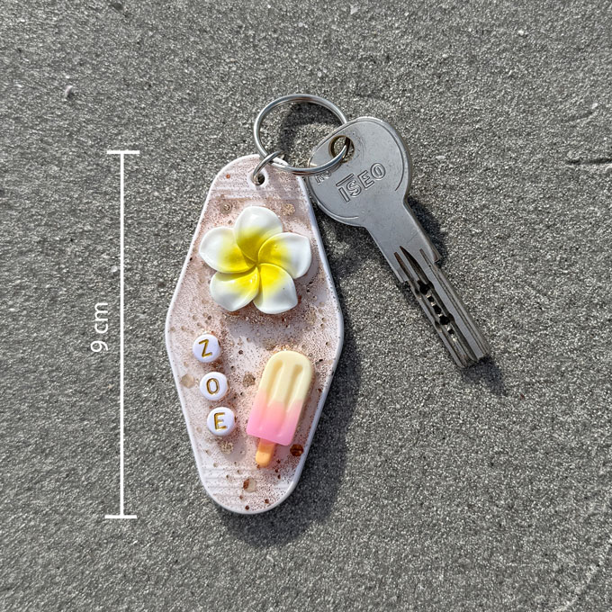 Porte-clé personnalisable en résine blanche avec lettres, paillettes et breloques
