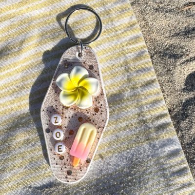 Porte-clé fait main en résine blanche personnalisable avec lettres, paillettes et breloques