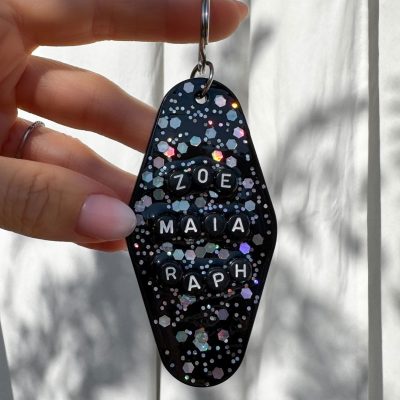 Porte-clé personnalisé en résine noire avec paillettes, breloques et lettres
