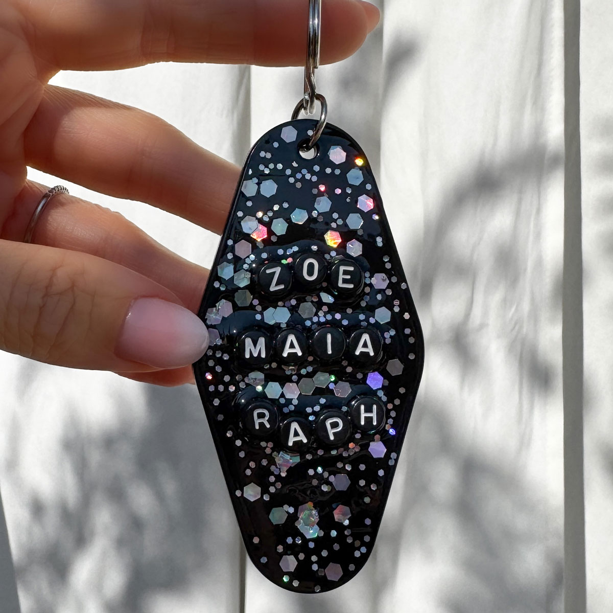 Porte-clé personnalisé en résine noire avec paillettes, breloques et lettres
