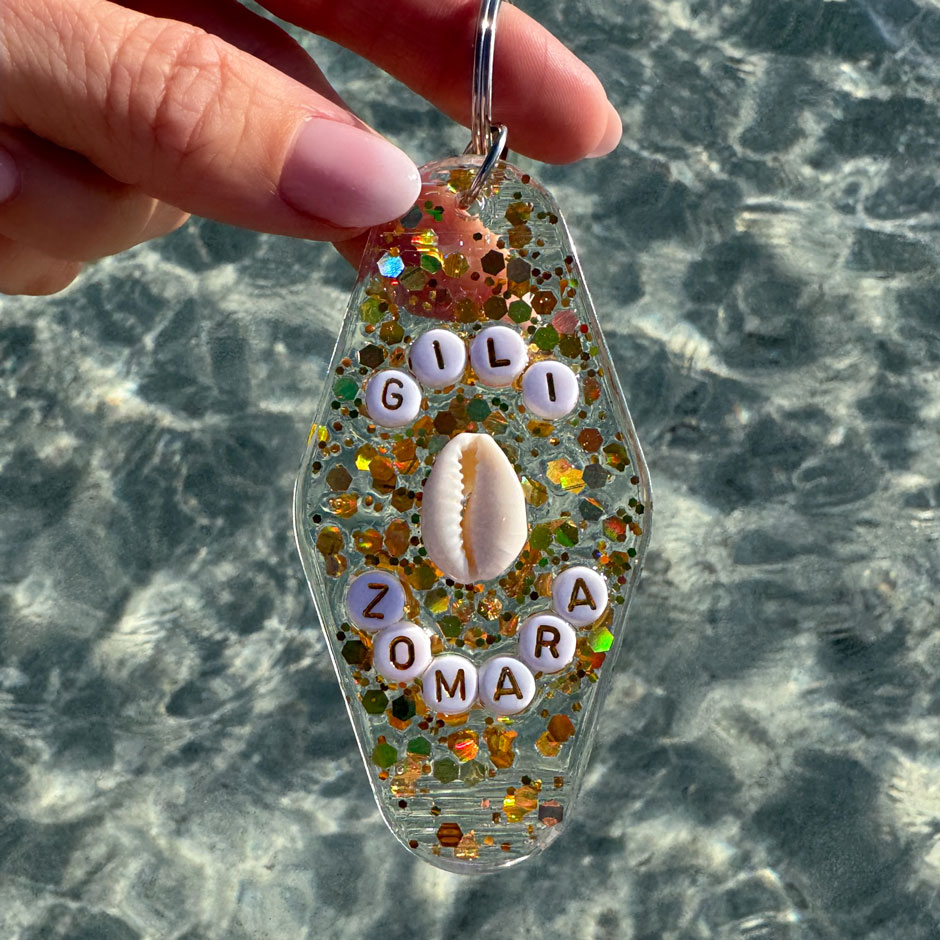 Porte-clé artisanal transparent en résine, personnalisable avec des paillettes, breloques et lettres