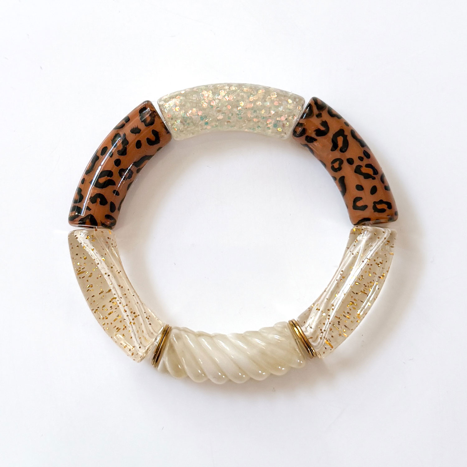 Bracelet artisanal en perles résine léopard, translucides pailletées et torsadée.