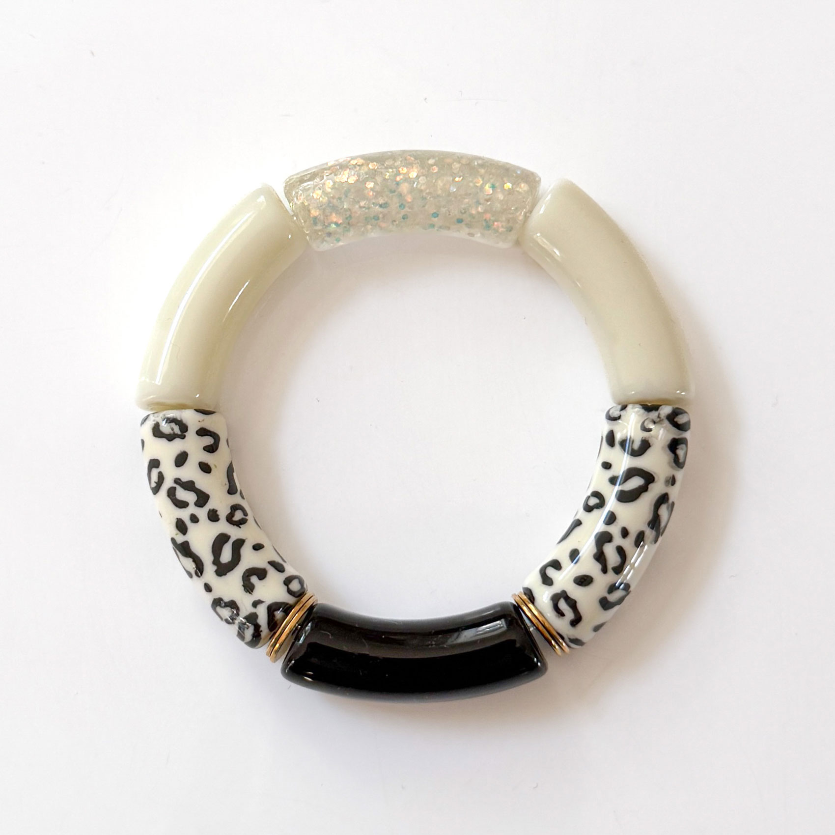 Bracelet artisanal fait de perles résine brillantes pailletée et léopard