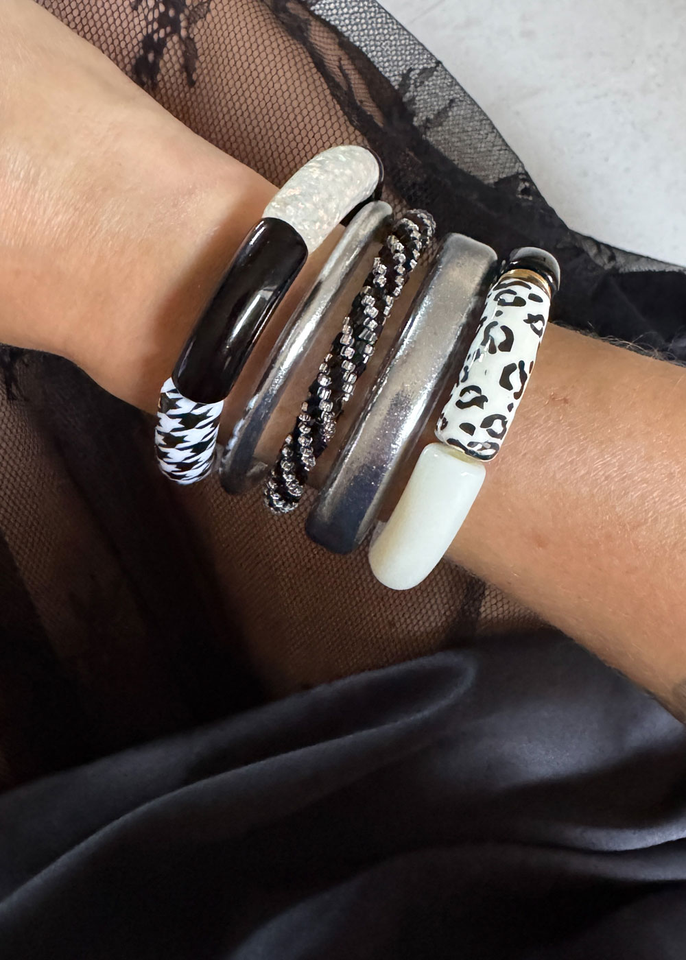 Bracelets artisanaux en perles résine léopard noir et blanc et perles translucides pailletées