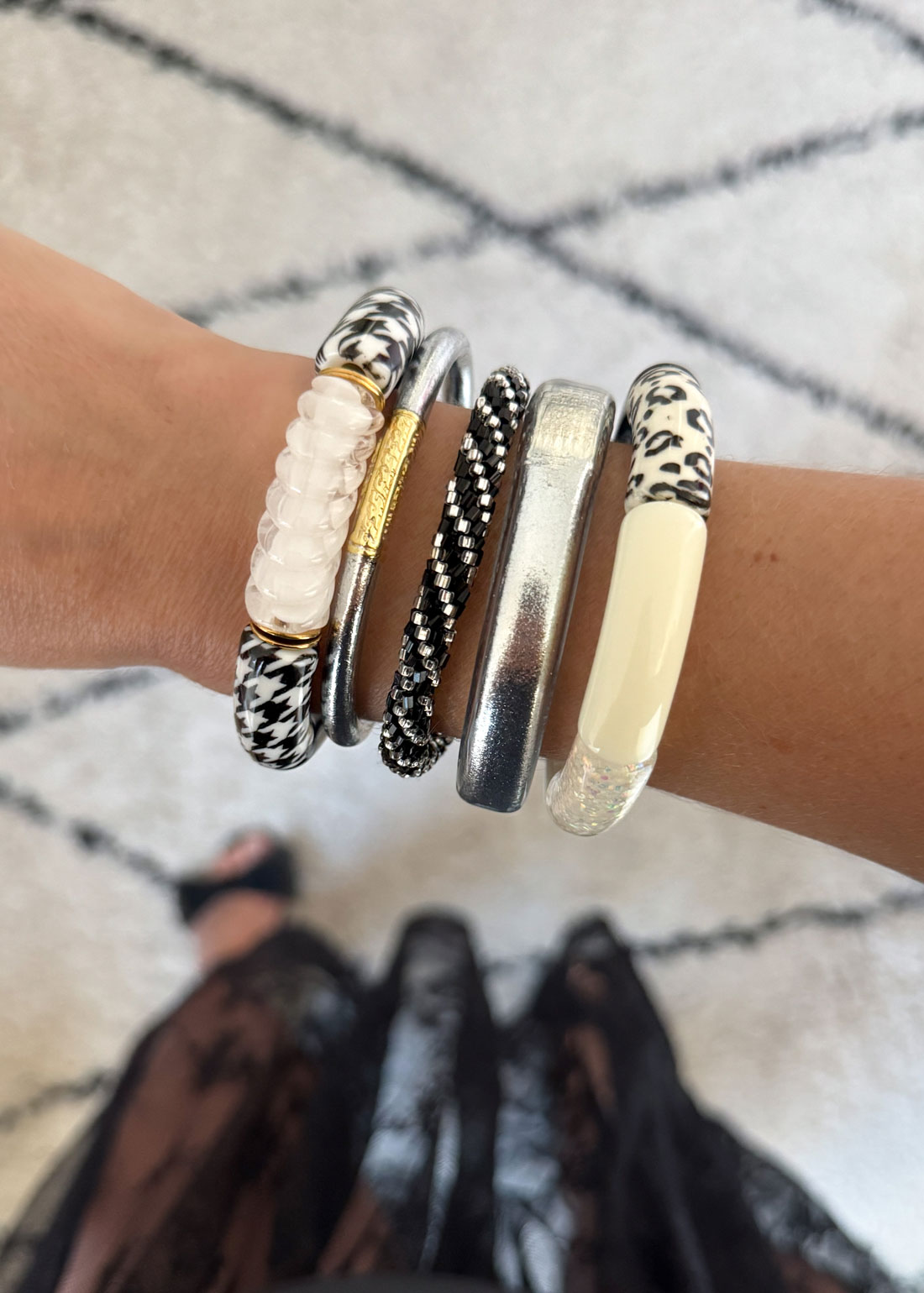Bracelet artisanal en perles résine léopard noir et blanc et perles translucides