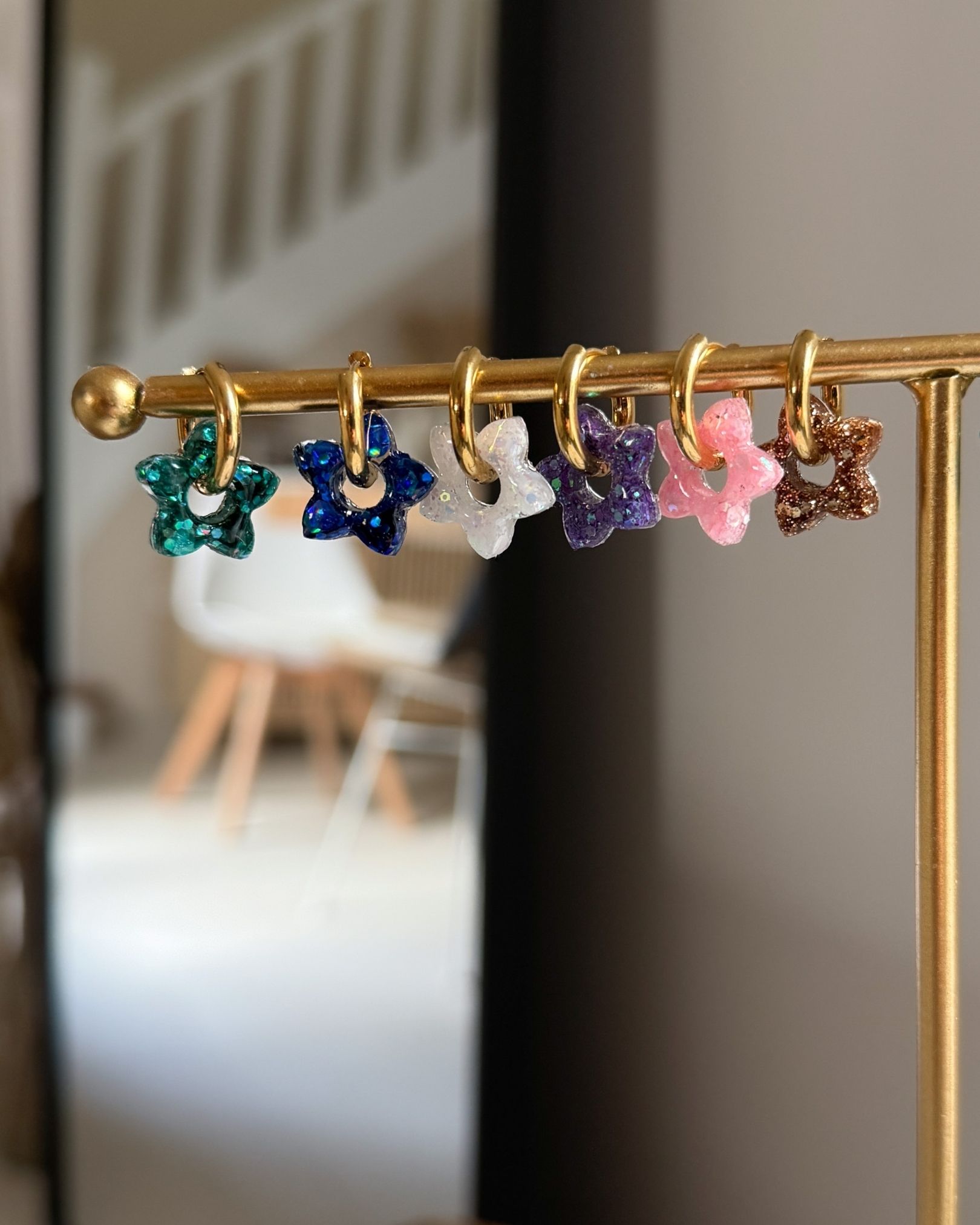 Boucle d'oreilles créoles fleur en résine pailletée, plusieurs coloris, sur anneau doré