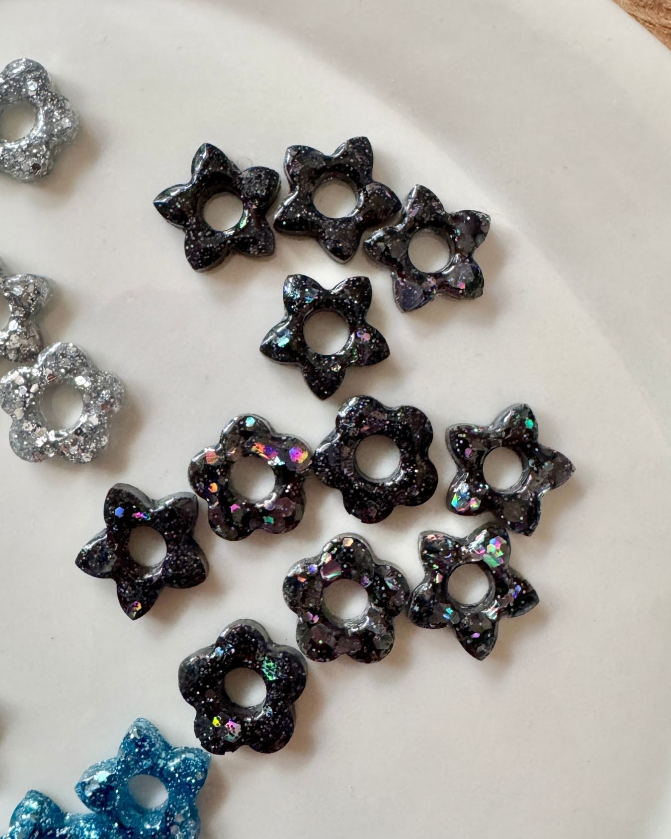 Mini créoles fleurs Hibiscus - black onyx – Image 2