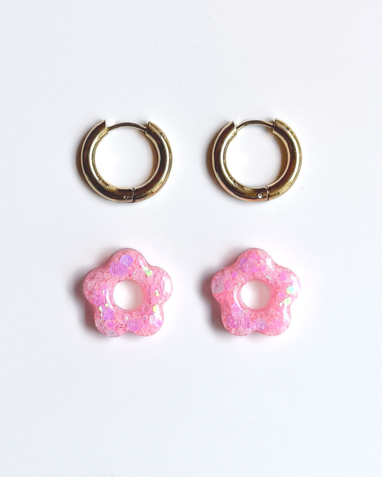Boucle d’oreille créole fleur pailletée en résine rose bubble gum sur anneau doré