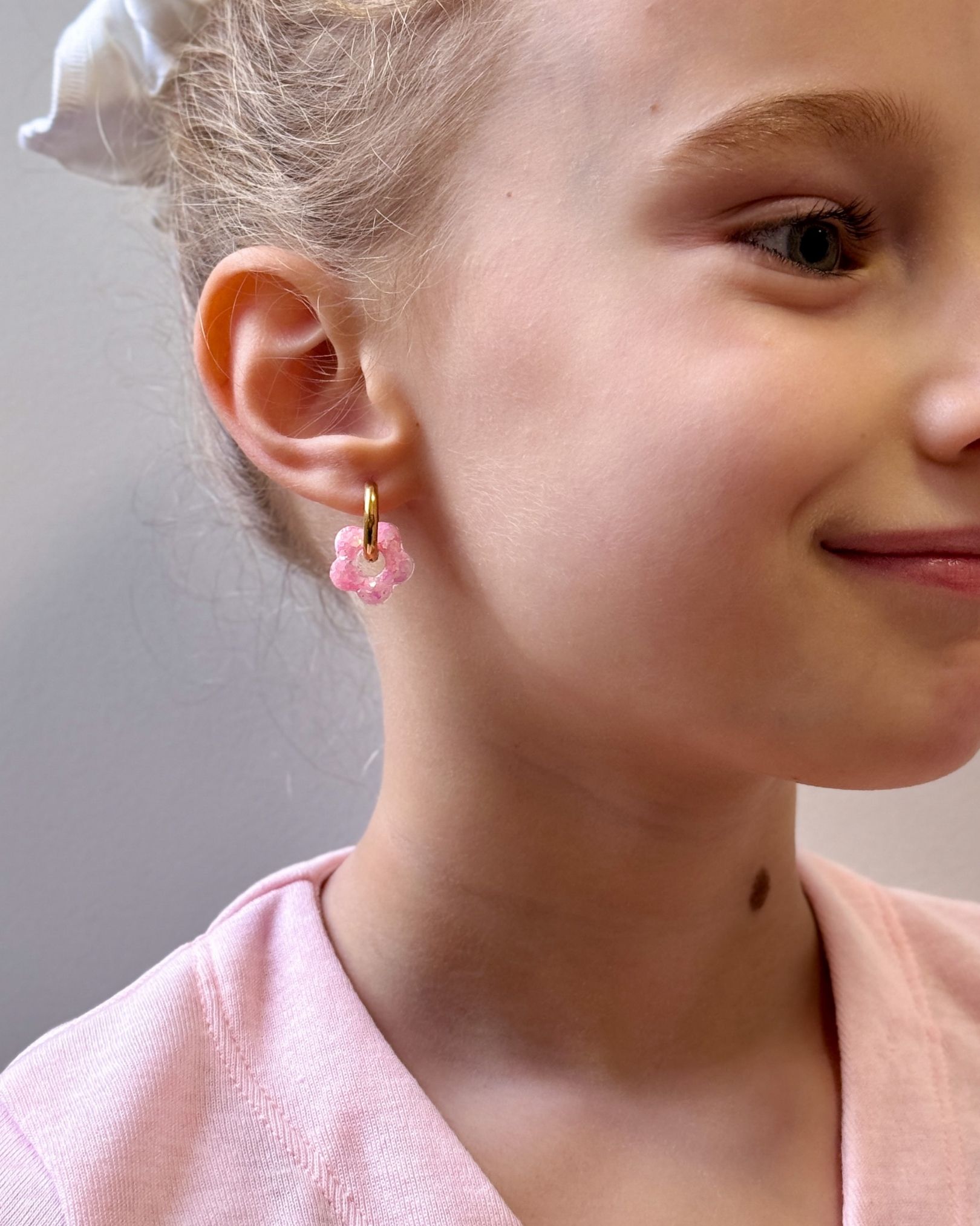 Boucle d’oreille créole fleur pailletée en résine rose bubble gum sur anneau doré