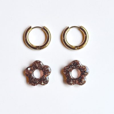 Boucle d’oreille créole fleur en résine pailletée marron glacé sur anneau doré